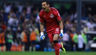 Rodolfo Cota celebra un gol de Chivas 