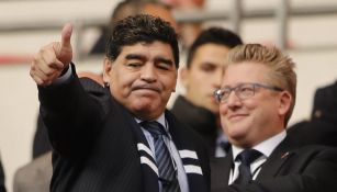 Maradona saluda a la afición en un encuentro de la Premier League