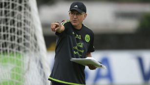 Juan Carlos Osorio da indicaciones durante un entrenamiento
