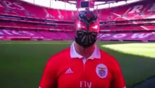 Sin Cara posa con la playera del Benfica en el Estadio de la Luz