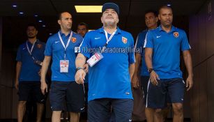 Maradona se dirige al campo para dirigir un partido