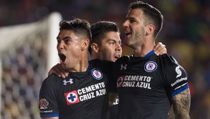 Jugadores de Cruz Azul festejan un gol contra Monarcas