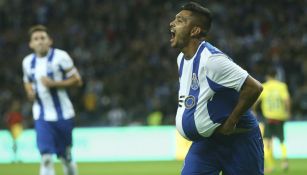 Jesús Corona celebra un gol anunciando un embarazo