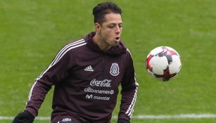 Chicharito controla el balón en un entrenamiento