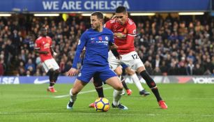 Eden Hazard en duelo por el balón contra Chris Smalling del Manchester United