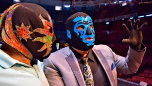 Mano Negra (der) en una conferencia del CMLL