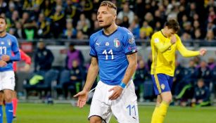 Immobile se lamenta, mientras jugadores suecos celebran