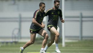 Chicharito y Layún, durante un entrenamiento con el  Tri 