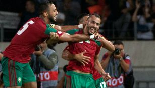 Jugadores de Marruecos festejan una anotación