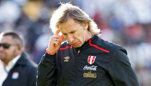 Ricardo Gareca abandona el campo de juego después del empate contra Nueva Zelanda 