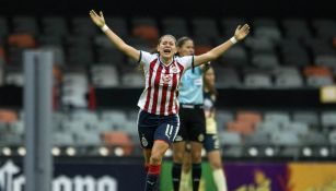 Norma Palafox celebra triunfo de Chivas en Azteca