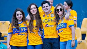 Un grupo de aficionados de Tigres apoyando a su equipo en el Volcán