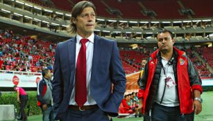 Almeyda caminando en el Estadio Chivas