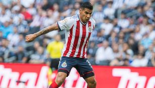 Carlos Salcido, cubre el balón en juego con Chivas 