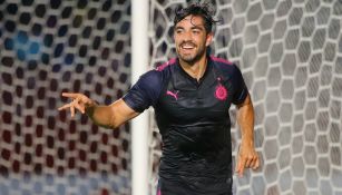 Pizarro festeja un gol con Chivas en el A2017