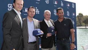 Directivos de MLB y de Sultanes de Monterrey en una conferencia de prensa