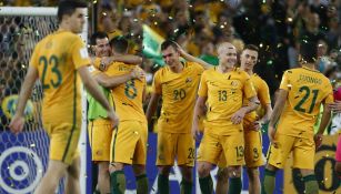 Jugadores de Australia celebran un gol en el repechaje para Rusia 2018