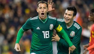 Guardado y Lozano festejan un tanto del Tri