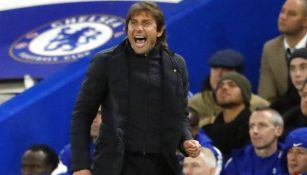 Antonio Conte dirigiendo al Chelsea en partido