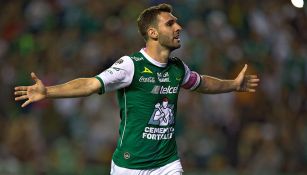 Mauro Boselli festeja un gol con León