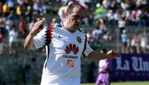 Cuauhtémoc Blanco celebrando uno de sus goles en el juego de leyendas por las víctimas del 19S