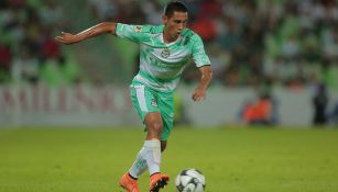 Gael Sandoval controla el balón en un juego con Santos Laguna