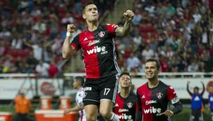 Milton Caraglio, en festejo de gol contra Chivas