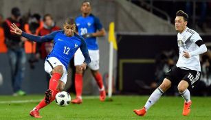 Mbappé controla el balón en juego contra Alemania