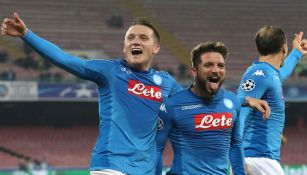 Mertens y Zielinski festejan un gol de Nápoles