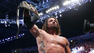 AJ Styles festeja con el título de WWE