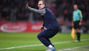 Marcelo Bielsa da indicaciones durante un juego de Lille