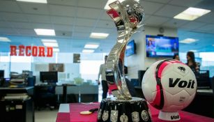 Trofeo de la Liga MX Femenil en su visita a RÉCORD