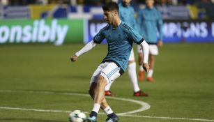 Asensio calienta antes de un juego de Champions League