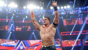 John Cena saluda durante un evento de la WWE