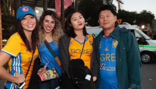 Chuis, aficionada de Tigres de origen coreano, con sus amigo en el Volcán