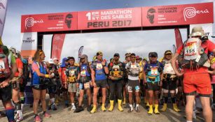 Corredores listos para empezar el primer Maratón de las Arenas de América