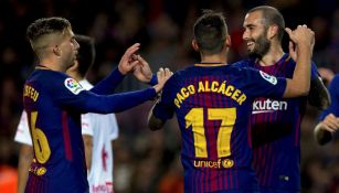 Francisco Alcácer celebra su gol con sus compañeros Aleix Vidal y Deulofeu frente a Murcia
