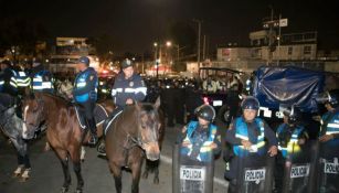 Algunos elementos de la policía capitalina a fuera del Estadio Azteca