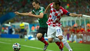 Guardado pelea un balón en el juego frente a Croacia de 2014