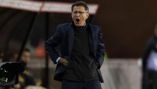 Juan Carlos Osorio, molesto en un partido con el Tri