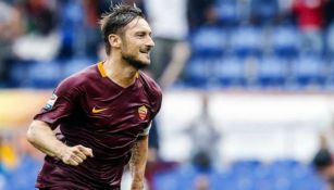 Francesco Totti festeja un gol con la playera de la Roma