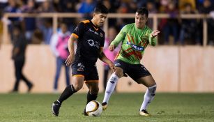 Jugadores de Oaxaca y Juárez disputan el balón