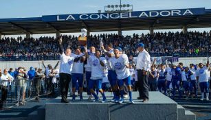 Los jugadores de Borregos Toluca celebran el tazón de Campeones