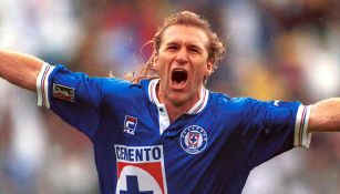 Héctor Adomaitis celebrando un tanto con Cruz Azul