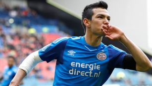 Hirving Lozano festeja un gol con el PSV