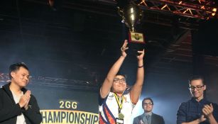 MKLeo levanta el trofeo de campeón en la Esports Arena de California