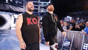 Kevin Owens (der) y Sami Zayn (Izq) hacen su entrada en SD Live