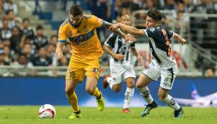 Gignac conduce el balón en partido contra Rayados