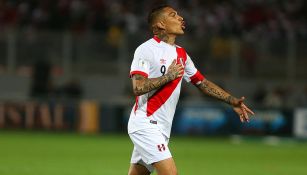 Paolo Guerrero festeja un gol con Perú