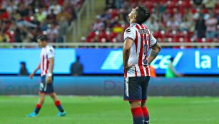 Alan Pulido se lamenta en un juego con las Chivas